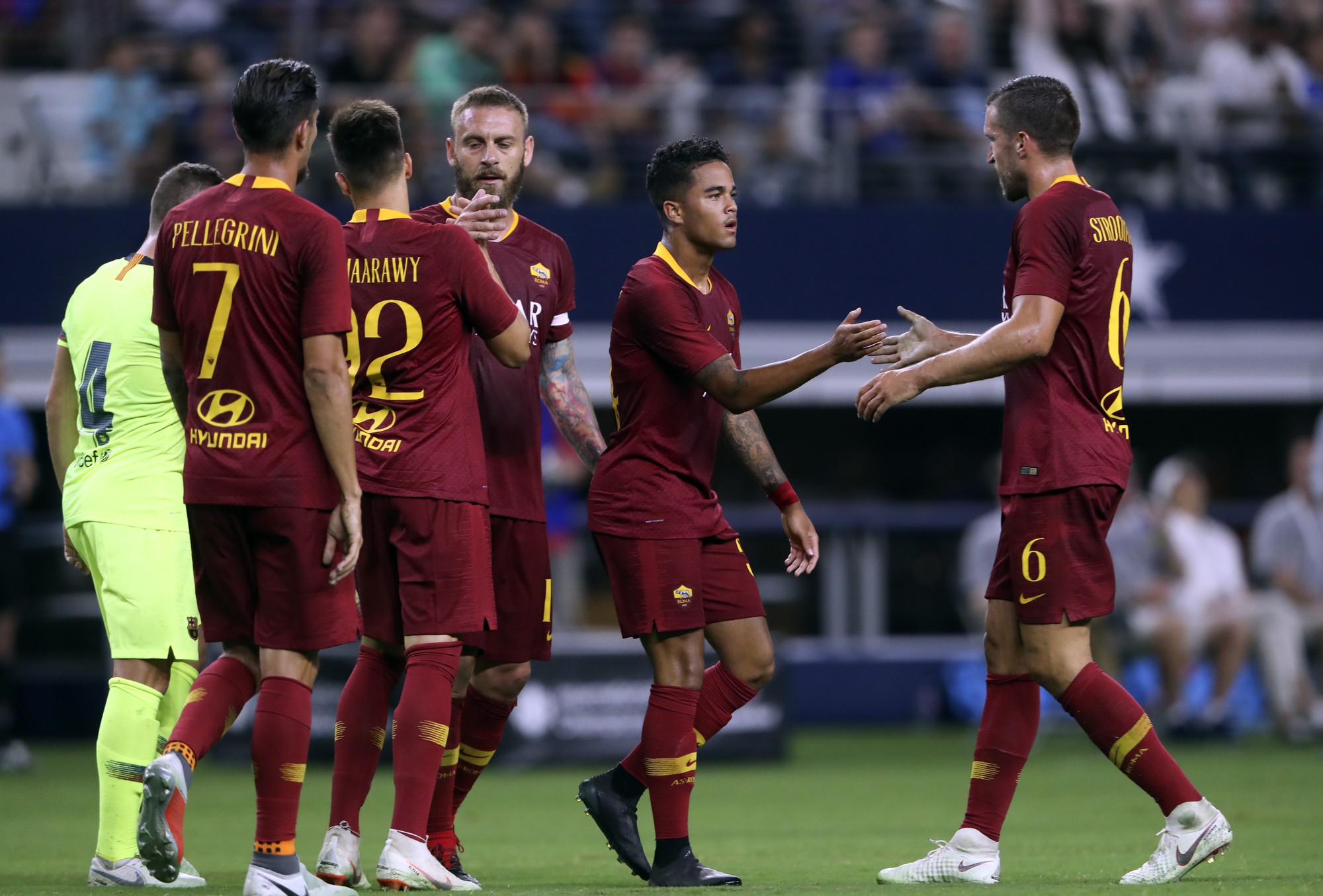 Thua ngược trong 8 phút, Barcelona ôm hận trước cựu thù Roma