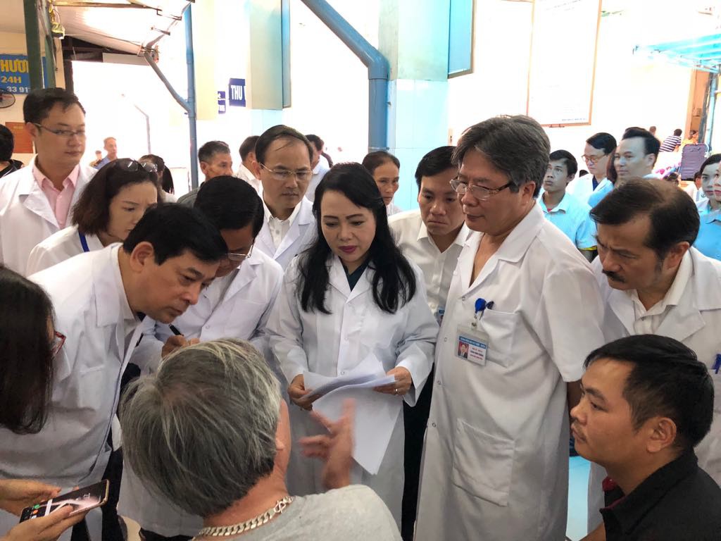 Bệnh nh&acirc;n ph&agrave;n n&agrave;n với Bộ trưởng Y tế về thủ tục h&agrave;nh ch&iacute;nh - Ảnh 1.