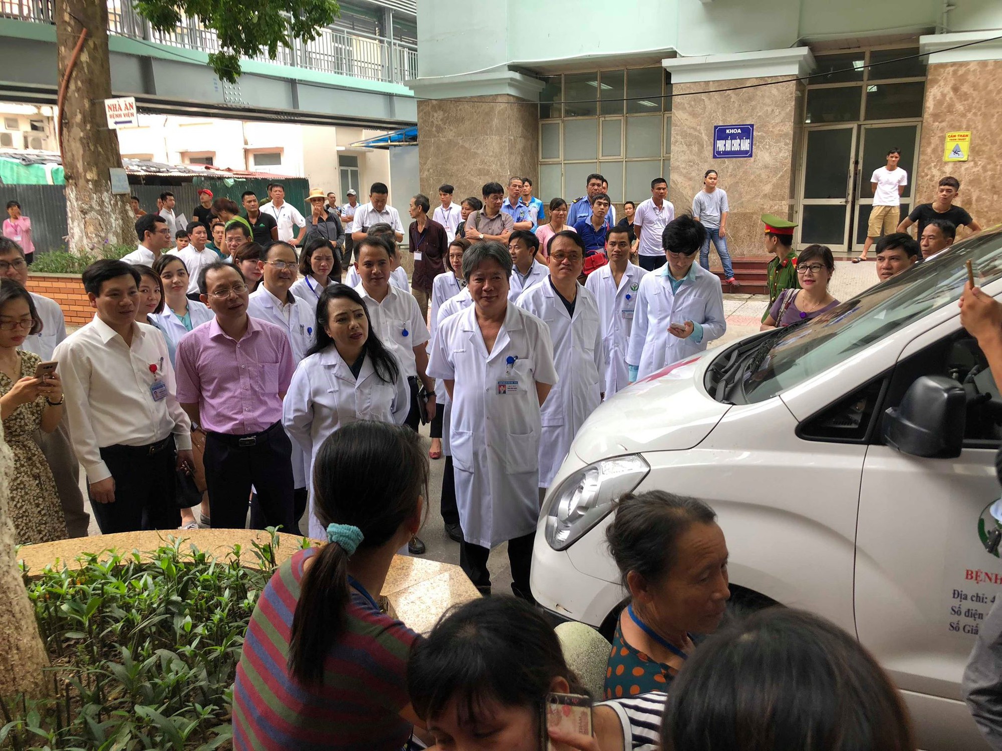 Bệnh nh&acirc;n ph&agrave;n n&agrave;n với Bộ trưởng Y tế về thủ tục h&agrave;nh ch&iacute;nh - Ảnh 2.