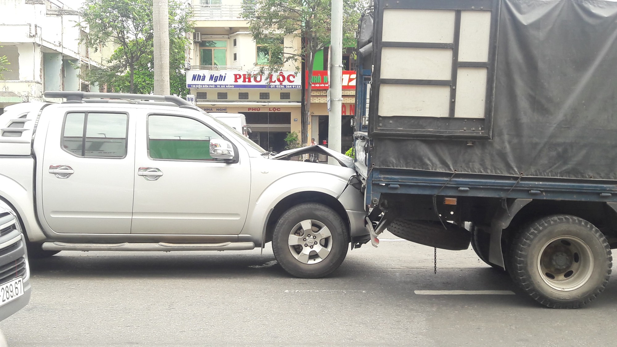 Tránh cô gái ngã xuống đường, xe tải và 2 ô tô va chạm liên hoàn