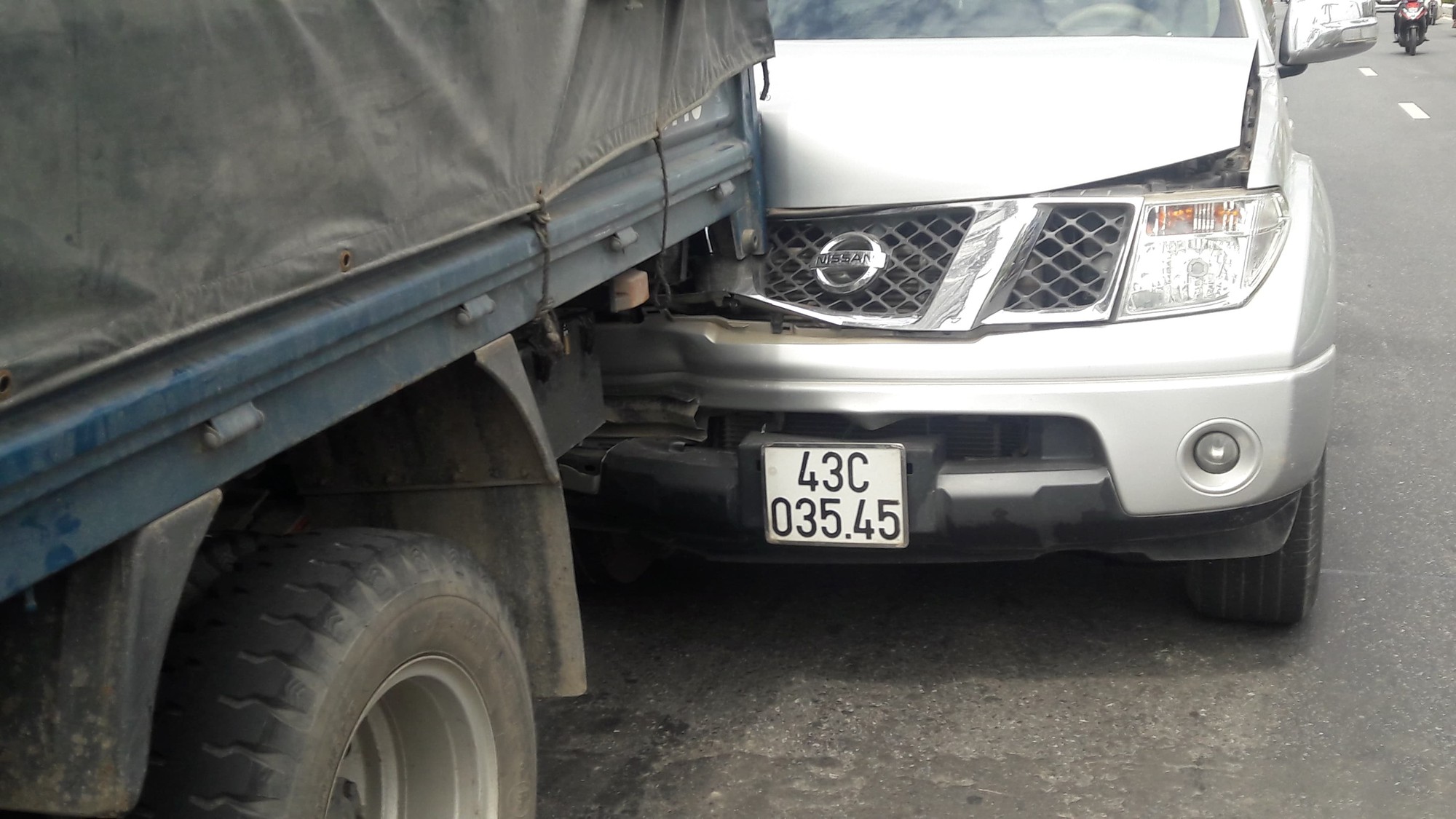 Tr&aacute;nh c&ocirc; g&aacute;i ng&atilde; xuống đường, xe tải v&agrave; 2 &ocirc; t&ocirc; va chạm li&ecirc;n ho&agrave;n - Ảnh 2.