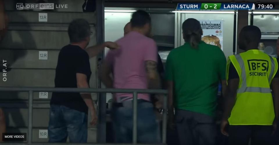 Trọng tài biên Europa League bị ném vỡ đầu, chảy máu bê bết - Ảnh 4.