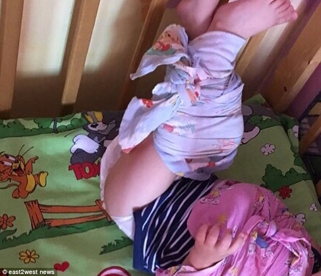 Nga điều tra &ldquo;nh&agrave; trẻ địa ngục&rdquo; tr&oacute;i c&aacute;c b&eacute; v&agrave;o cũi - Ảnh 2.