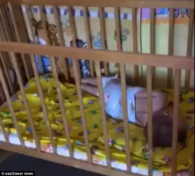 Nga điều tra &ldquo;nh&agrave; trẻ địa ngục&rdquo; tr&oacute;i c&aacute;c b&eacute; v&agrave;o cũi - Ảnh 3.