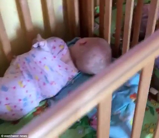 Nga điều tra &ldquo;nh&agrave; trẻ địa ngục&rdquo; tr&oacute;i c&aacute;c b&eacute; v&agrave;o cũi - Ảnh 4.