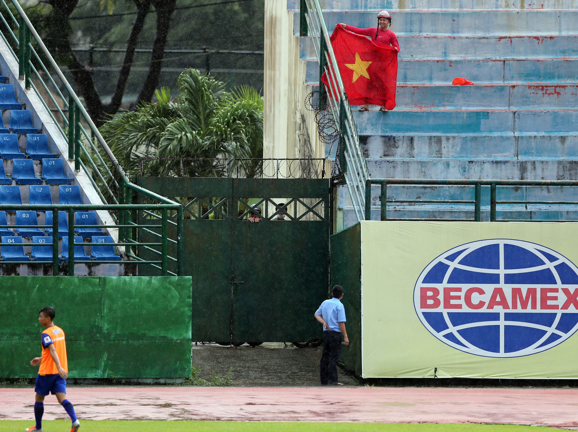 Clip: CĐV Bình Dương đội mưa xem buổi tập cuối của Olympic Việt Nam - Ảnh 5.