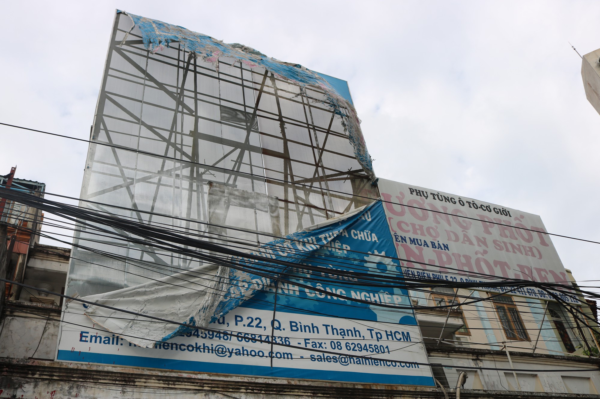 Hiểm họa chết người từ những bảng quảng c&aacute;o ngo&agrave;i trời tại TP HCM - Ảnh 6.