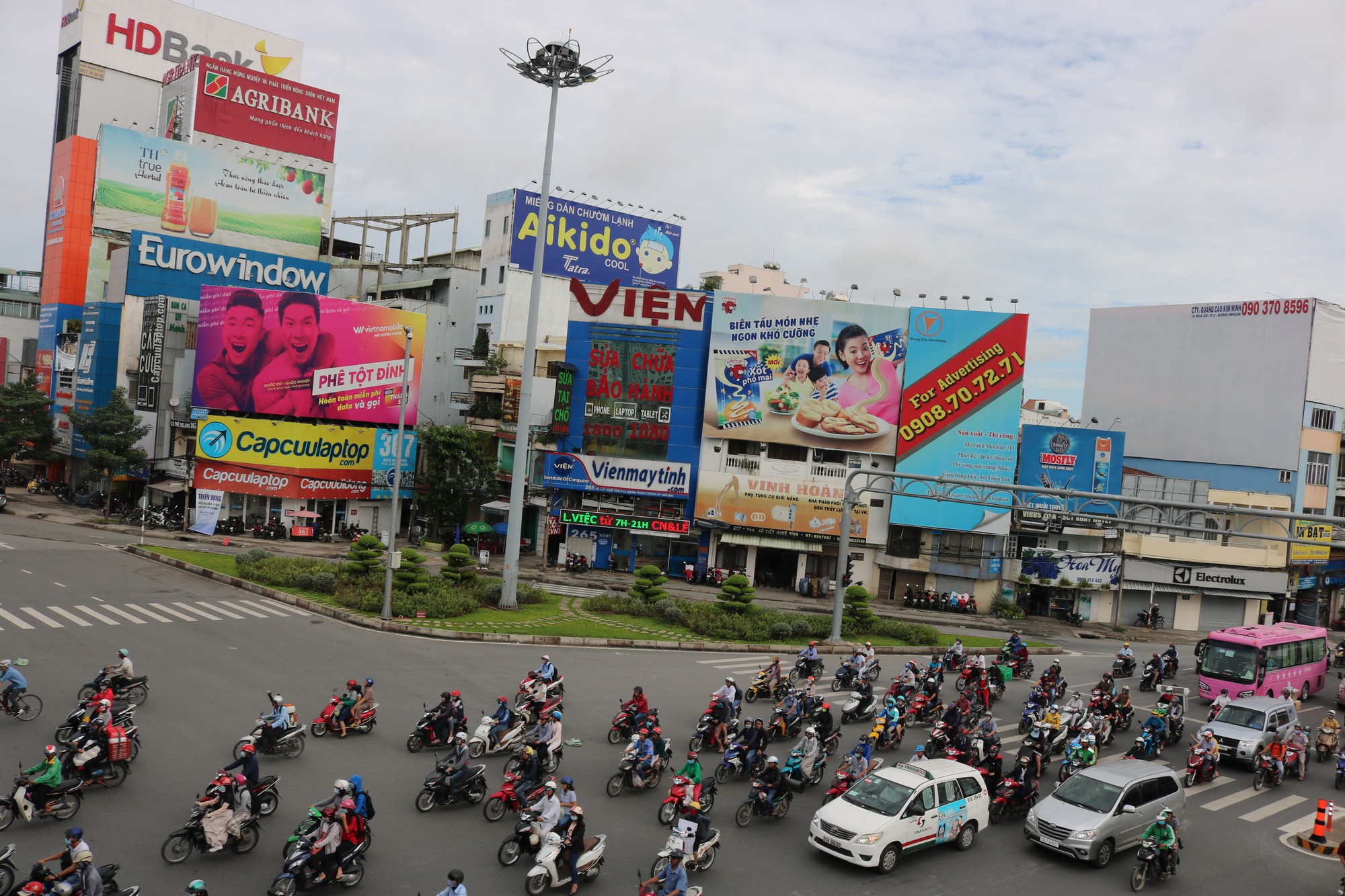 Hiểm họa chết người từ những bảng quảng c&aacute;o ngo&agrave;i trời tại TP HCM - Ảnh 2.