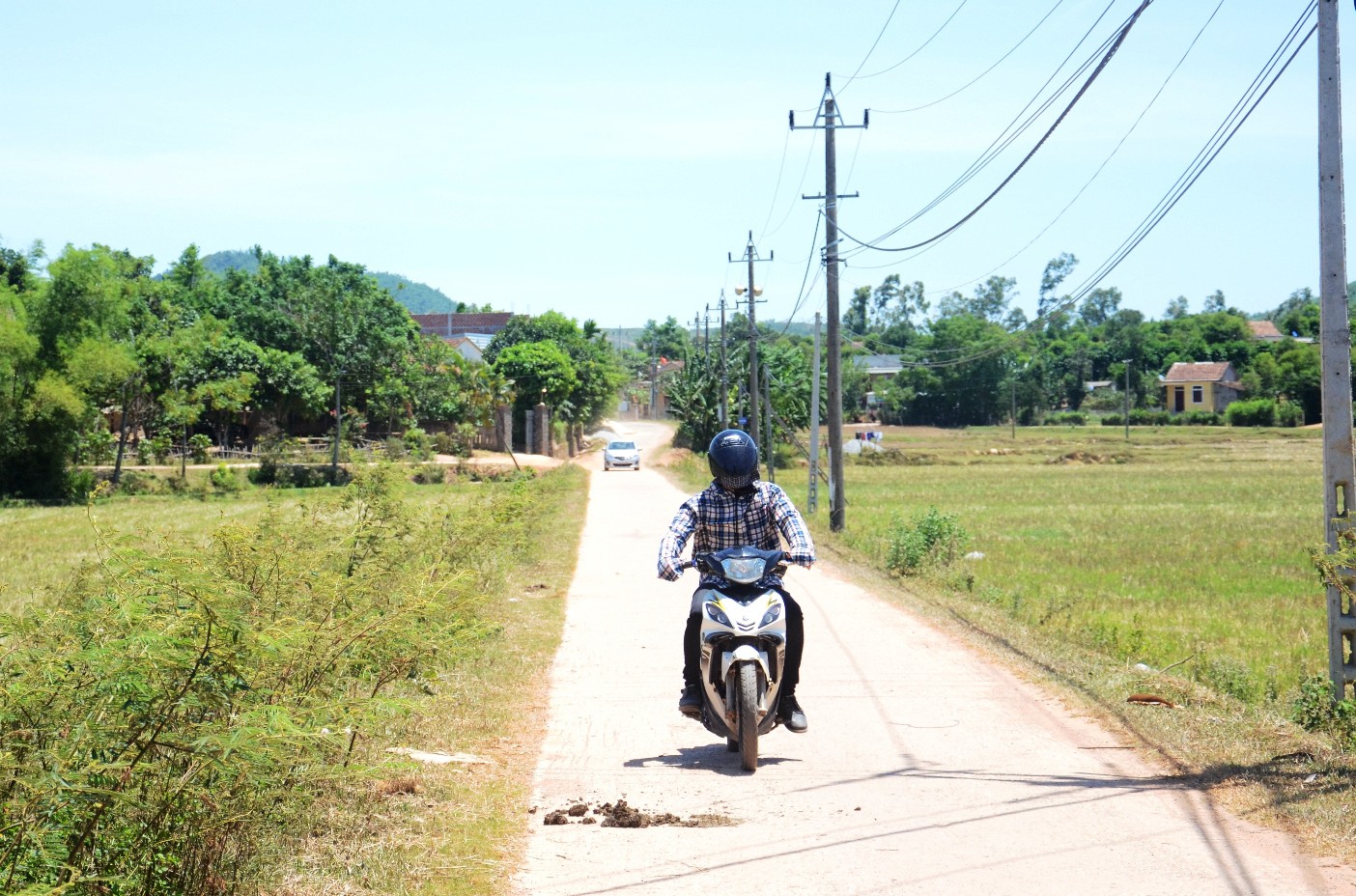 Kiểm điểm tập thể v&agrave; c&aacute; nh&acirc;n đề ra c&aacute;c khoản thu ph&iacute; lạ ở Quảng B&igrave;nh - Ảnh 1.