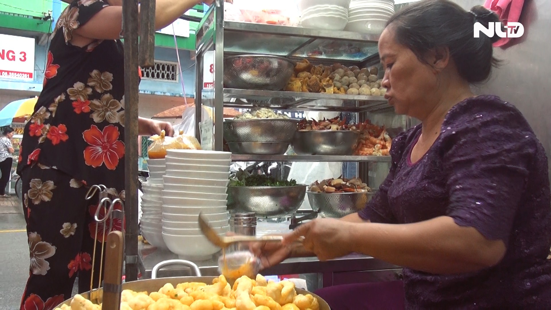 Chuyện lạ khó tin: Bánh canh vỉa hè 300.000 đồng/tô!