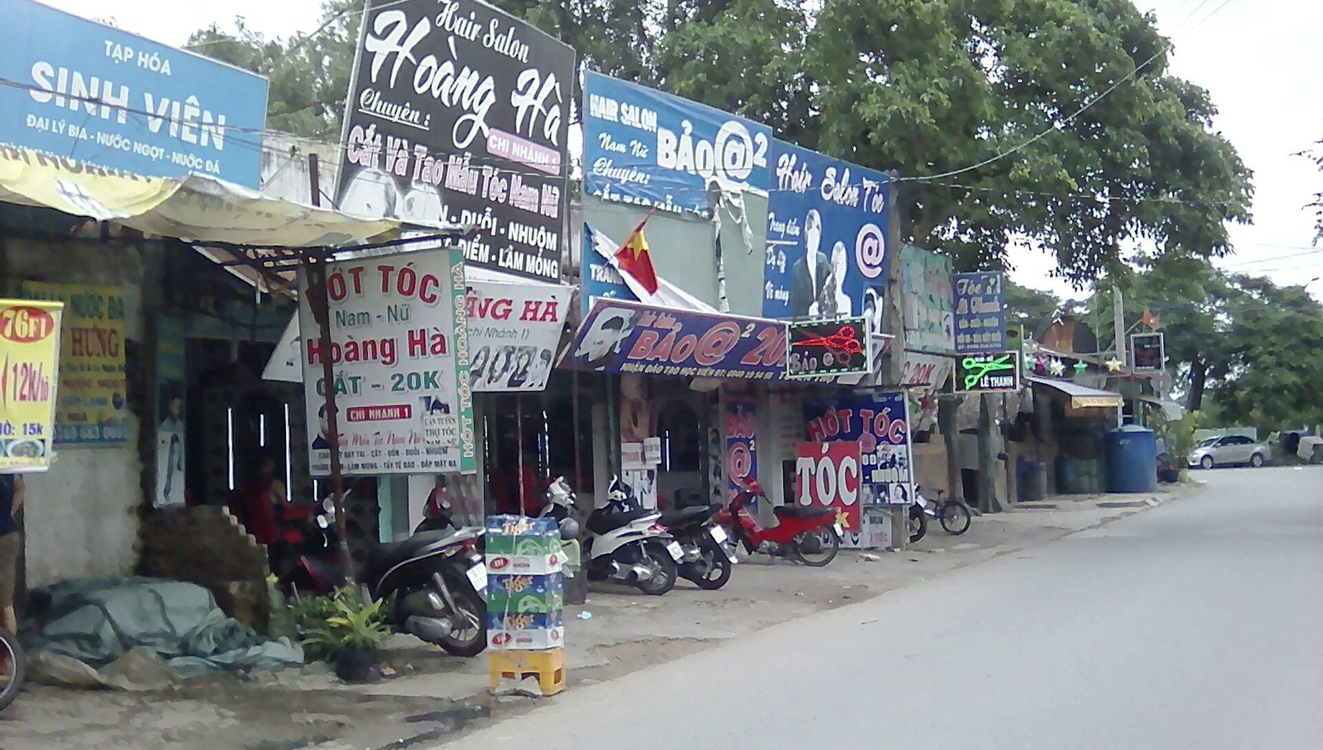 Hiểm họa chết người từ những bảng quảng c&aacute;o ngo&agrave;i trời tại TP HCM - Ảnh 12.