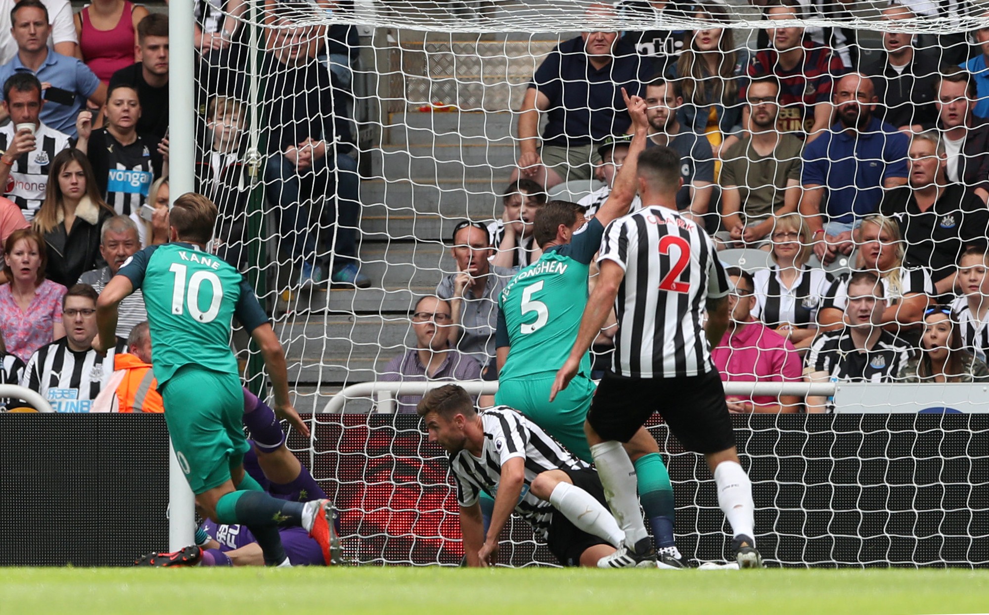 Ba pha đ&aacute;nh đầu, Tottenham hạ gục chủ nh&agrave; Newcastle - Ảnh 2.