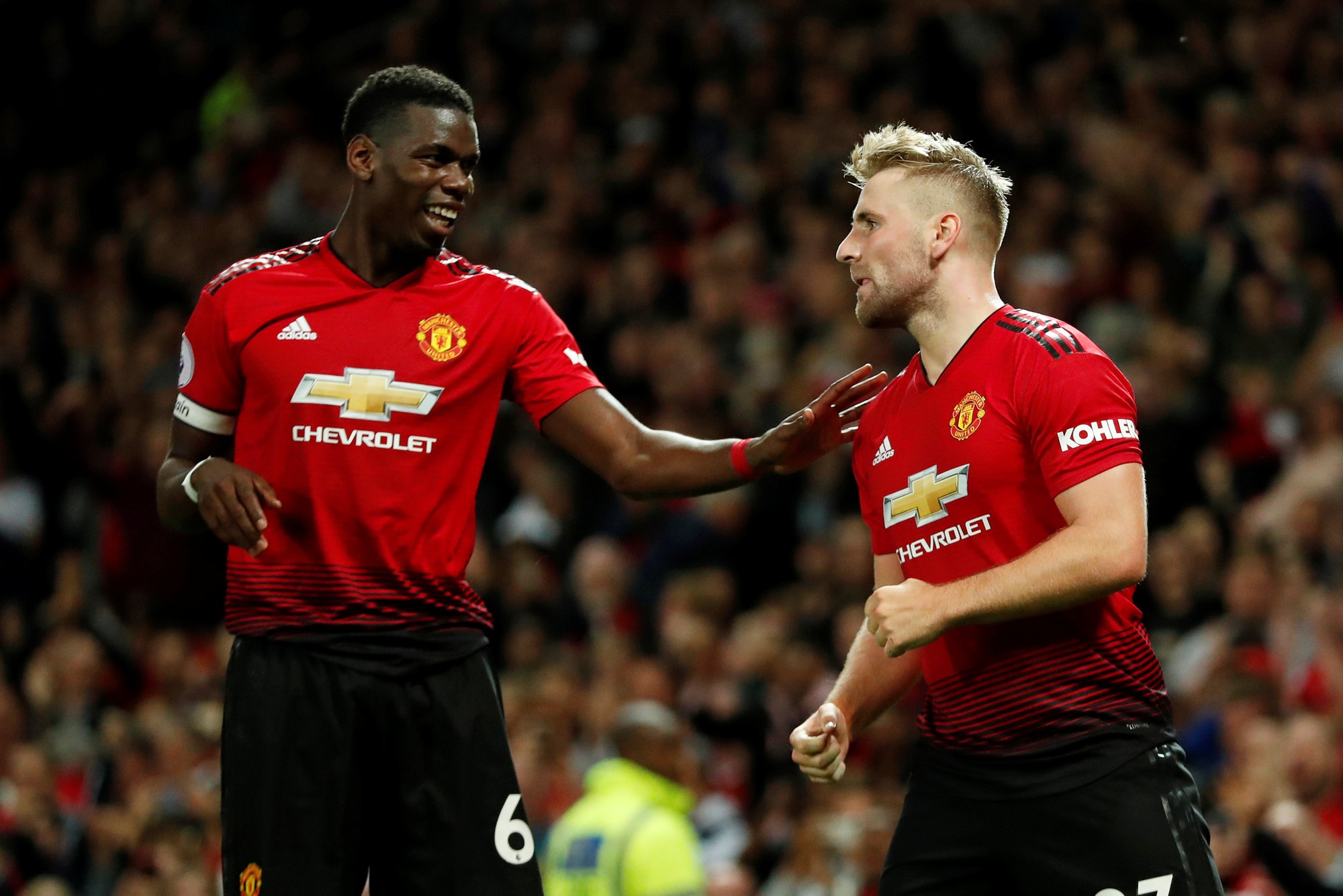 Pogba và Shaw giành 3 điểm cho Man United ngày khai mạc