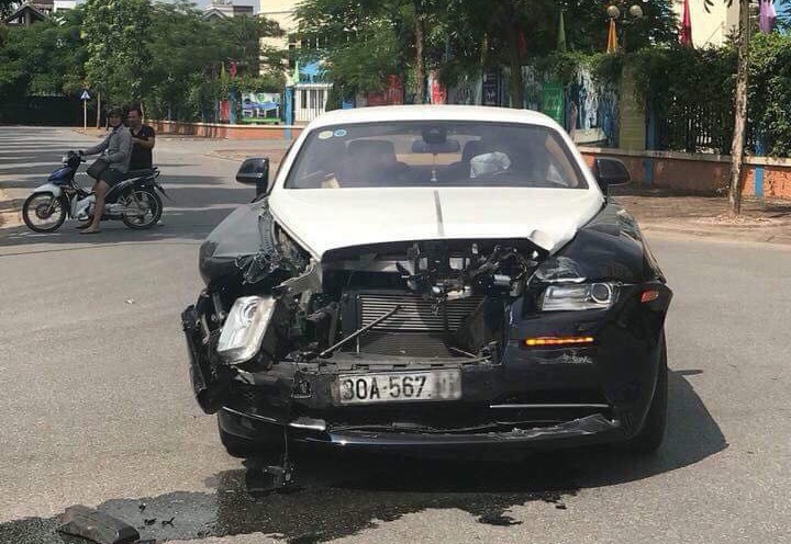 “Húc” nhau với Honda CRV, siêu xe Rolls-Royce “toác đầu”