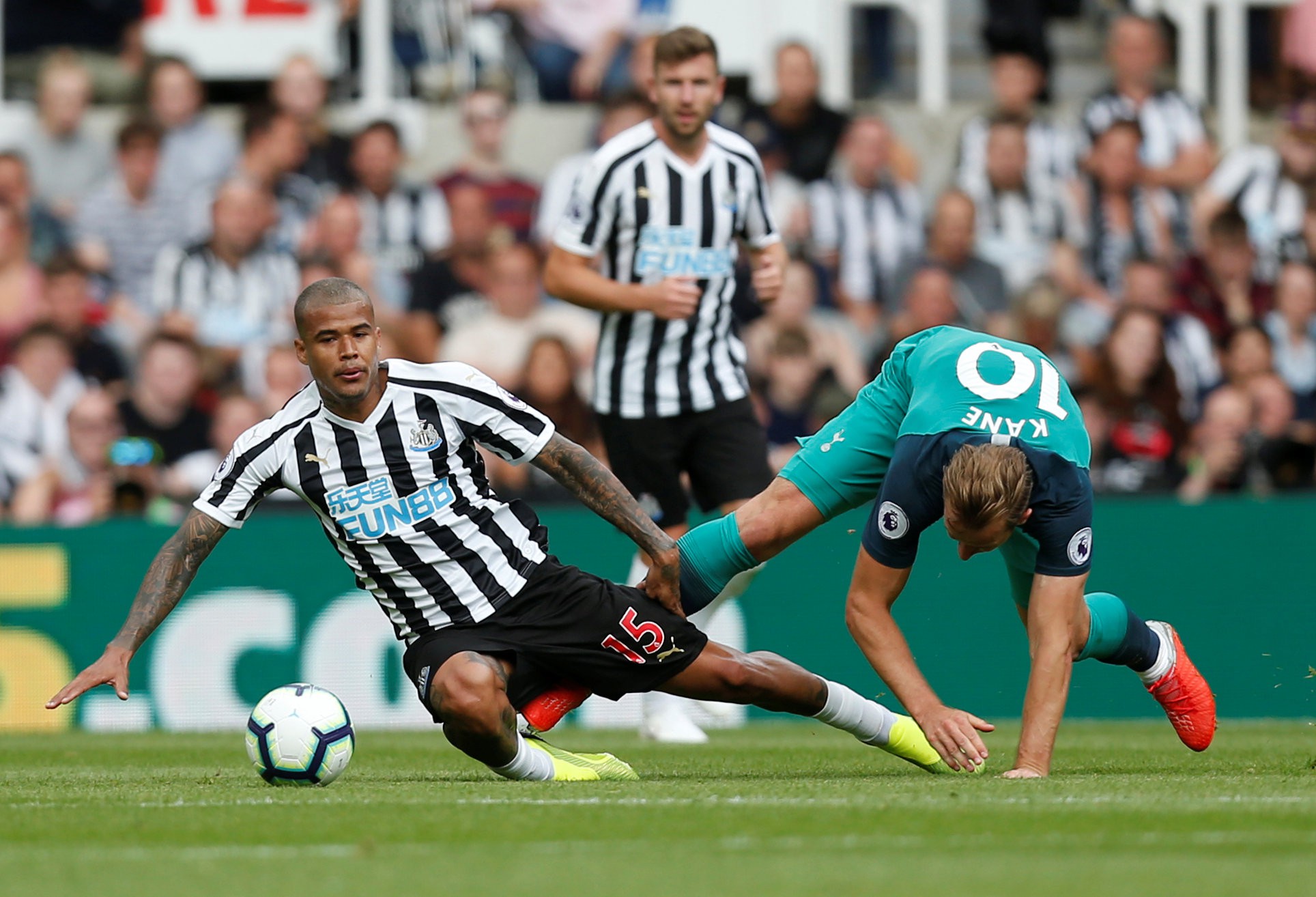 Ba pha đánh đầu, Tottenham hạ gục chủ nhà Newcastle