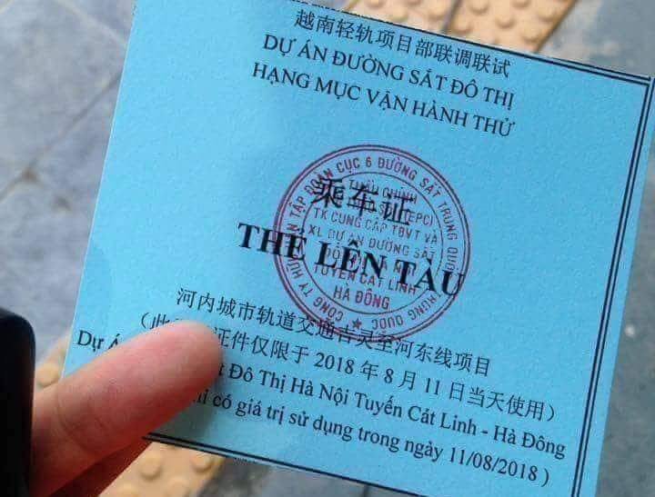 Chữ Trung Quốc trên thẻ lên tàu Cát Linh-Hà Đông do Tổng thầu Trung Quốc tự ý in