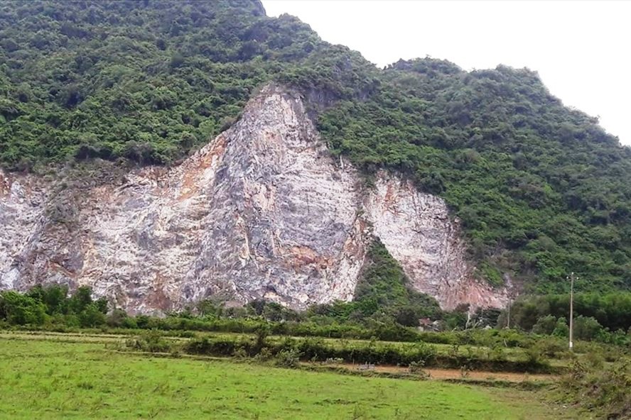 Lên đỉnh núi khoan đá, một công nhân rơi xuống đất tử vong