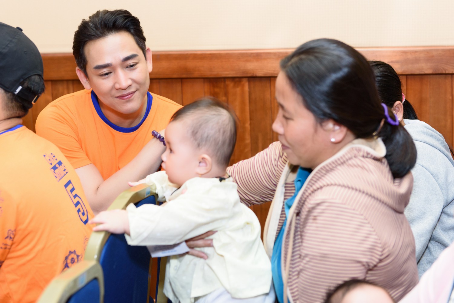 Hứa Vĩ Văn xúc động khi cùng nghệ sĩ trao quà cho các em bị hở hàm ếch