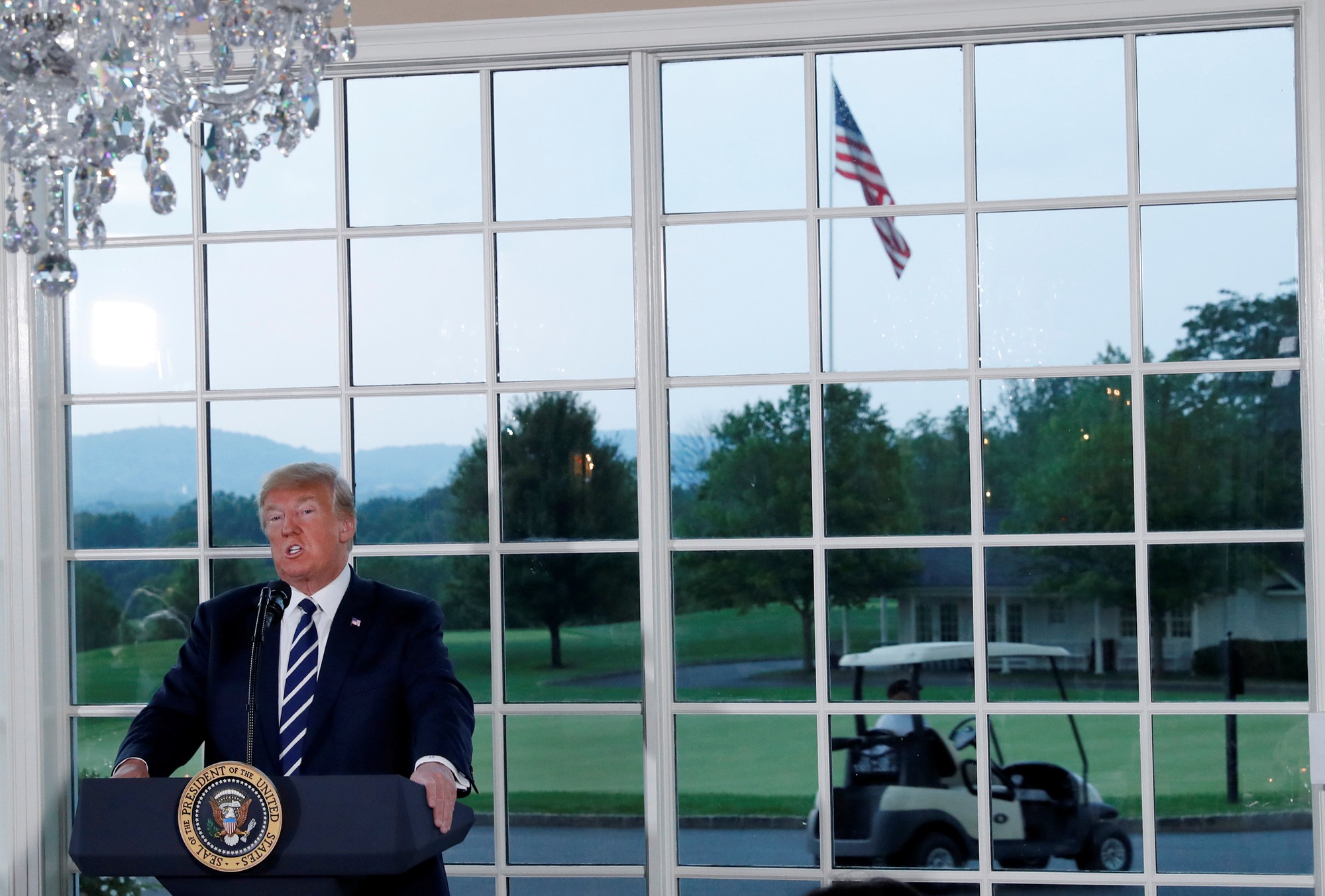 Gói hàng lạ với thông điệp cho ông Trump từ trên trời rơi xuống