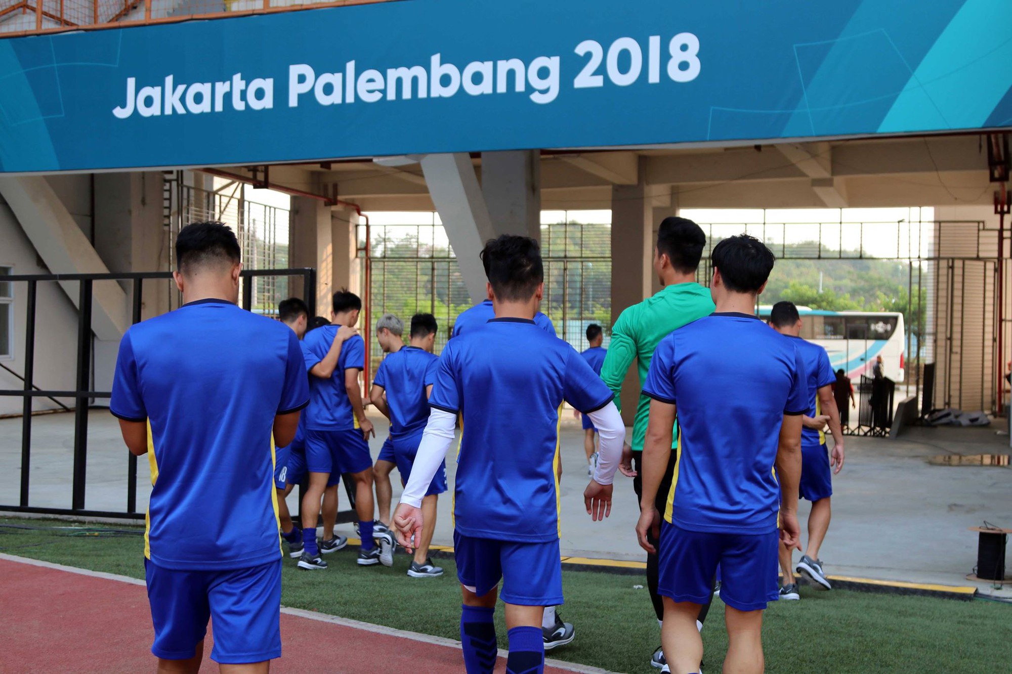 Olympic Việt Nam không có sân tập, phải rèn luyện trên đất trống