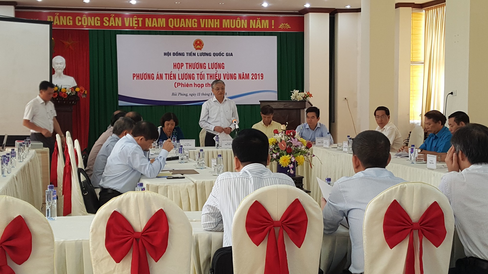 Chốt mức tăng 5,3% lương tối thiểu v&ugrave;ng - Ảnh 1.