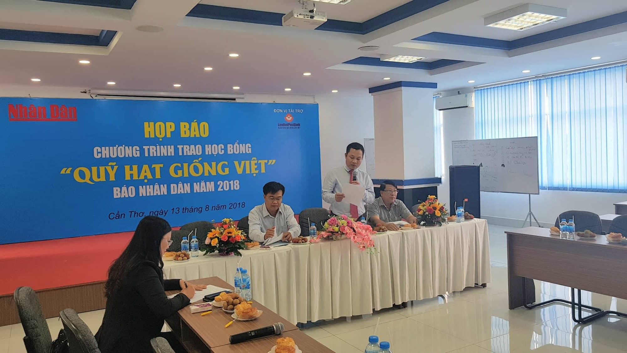 Công bố danh sách 1.300 học sinh nghèo nhận học bổng để người dân giám sát