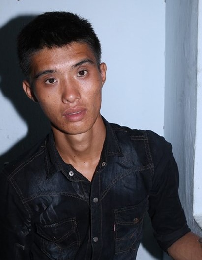 Tên cướp liều lĩnh kề dao vào cổ chủ nhà cướp điện thoại