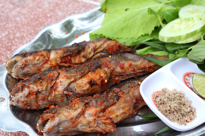 Đến C&agrave; Mau ăn thử c&aacute; th&ograve;i l&ograve;i nướng muối ớt - Ảnh 2.