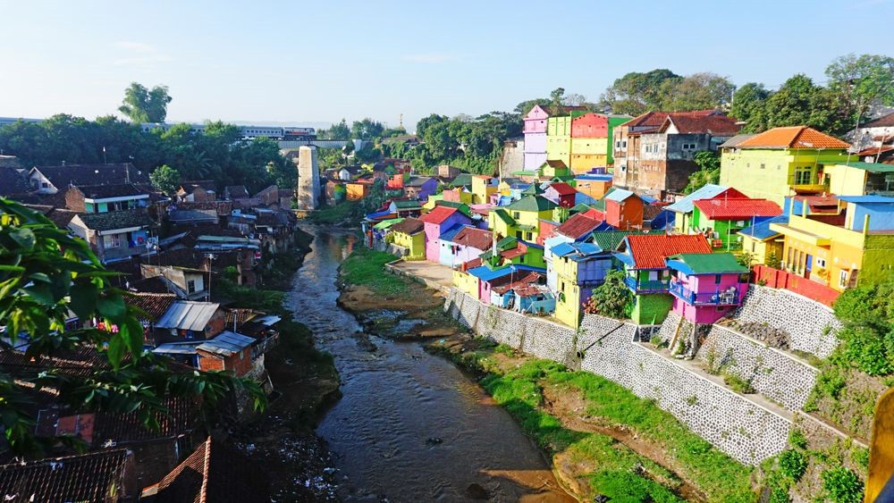 Thị trấn bảy sắc cầu vồng từng là khu ổ chuột ở Indonesia