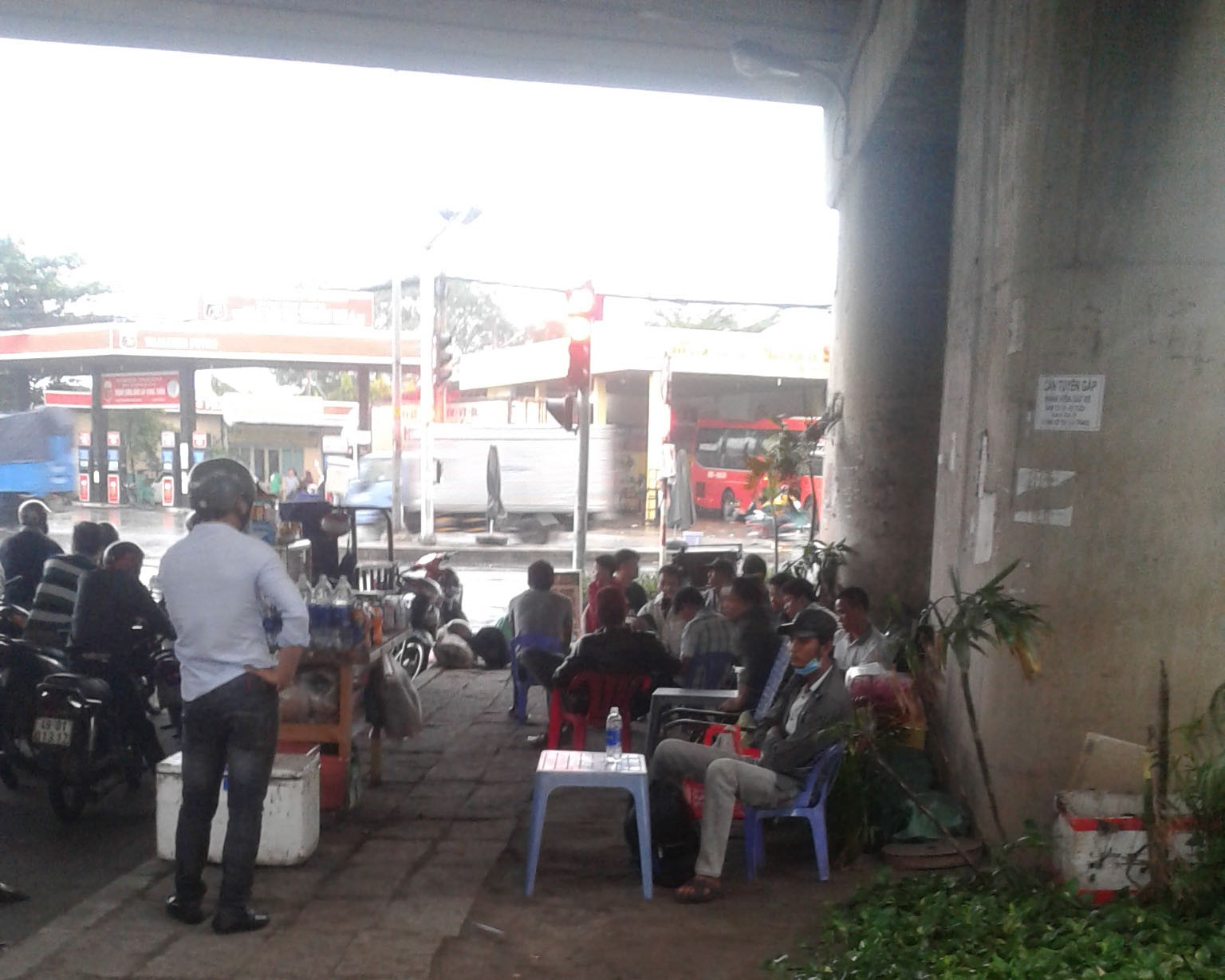 Hàng quán chiếm gầm cầu