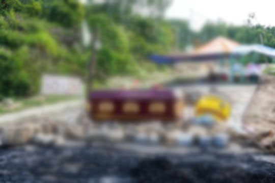 Người dân mang quan tài, chặn đường vào nhà máy rác - Ảnh 1.