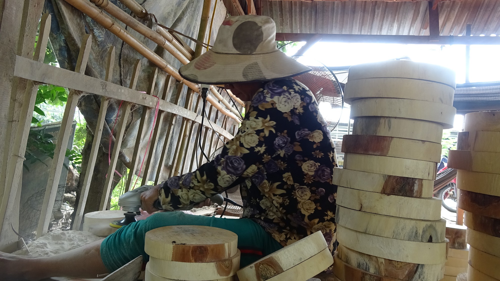 V&agrave;o l&agrave;ng nghề l&agrave;m thớt gỗ trứ danh ở miền T&acirc;y - Ảnh 7.