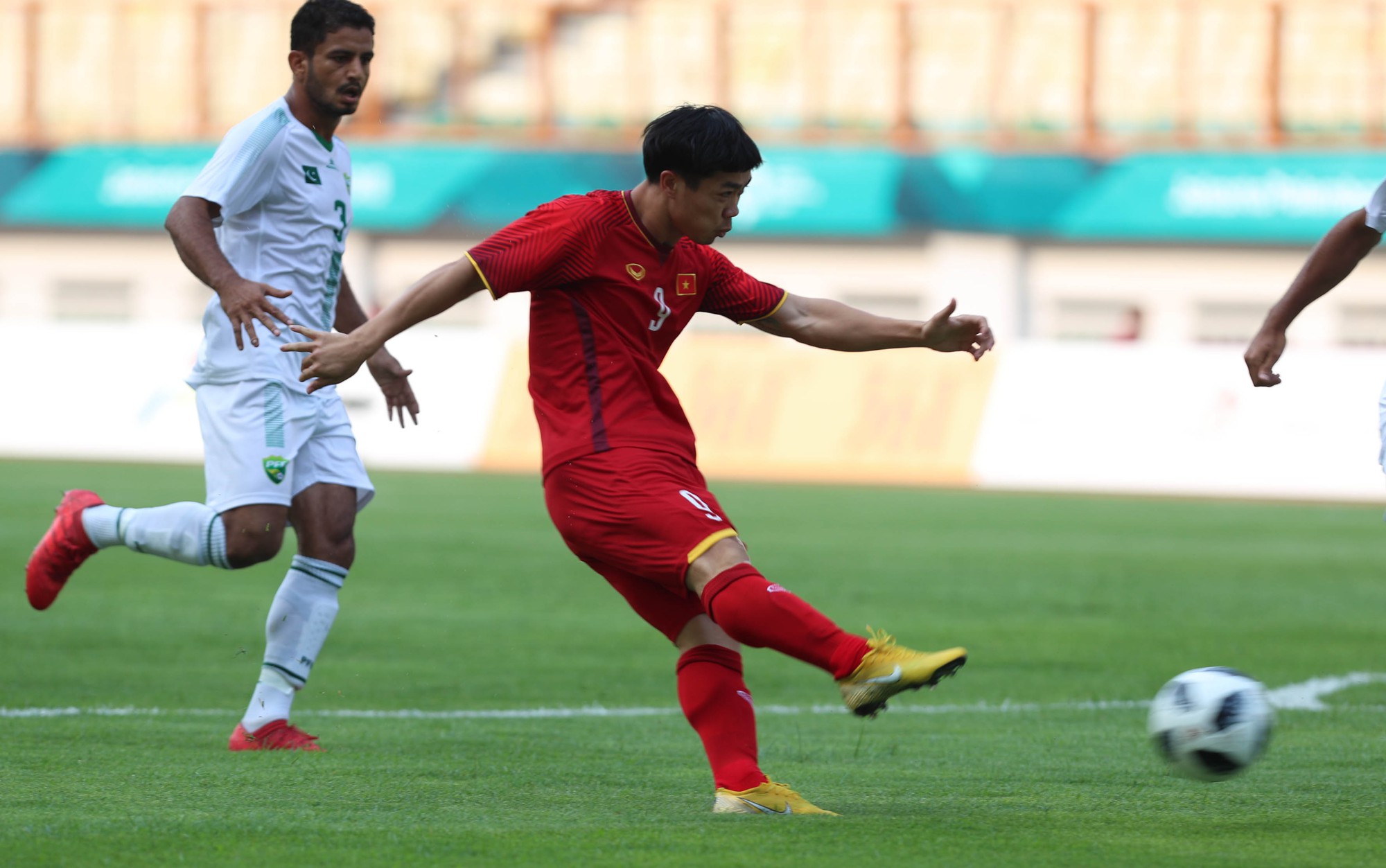 Olympic Việt Nam - Olympic Pakistan 3-0: Cảm xúc trái ngược vì Công Phượng