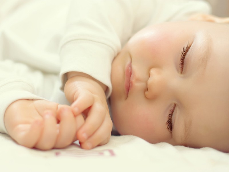Sáng bị nựng nịu nhiều, đêm ngủ không yên?