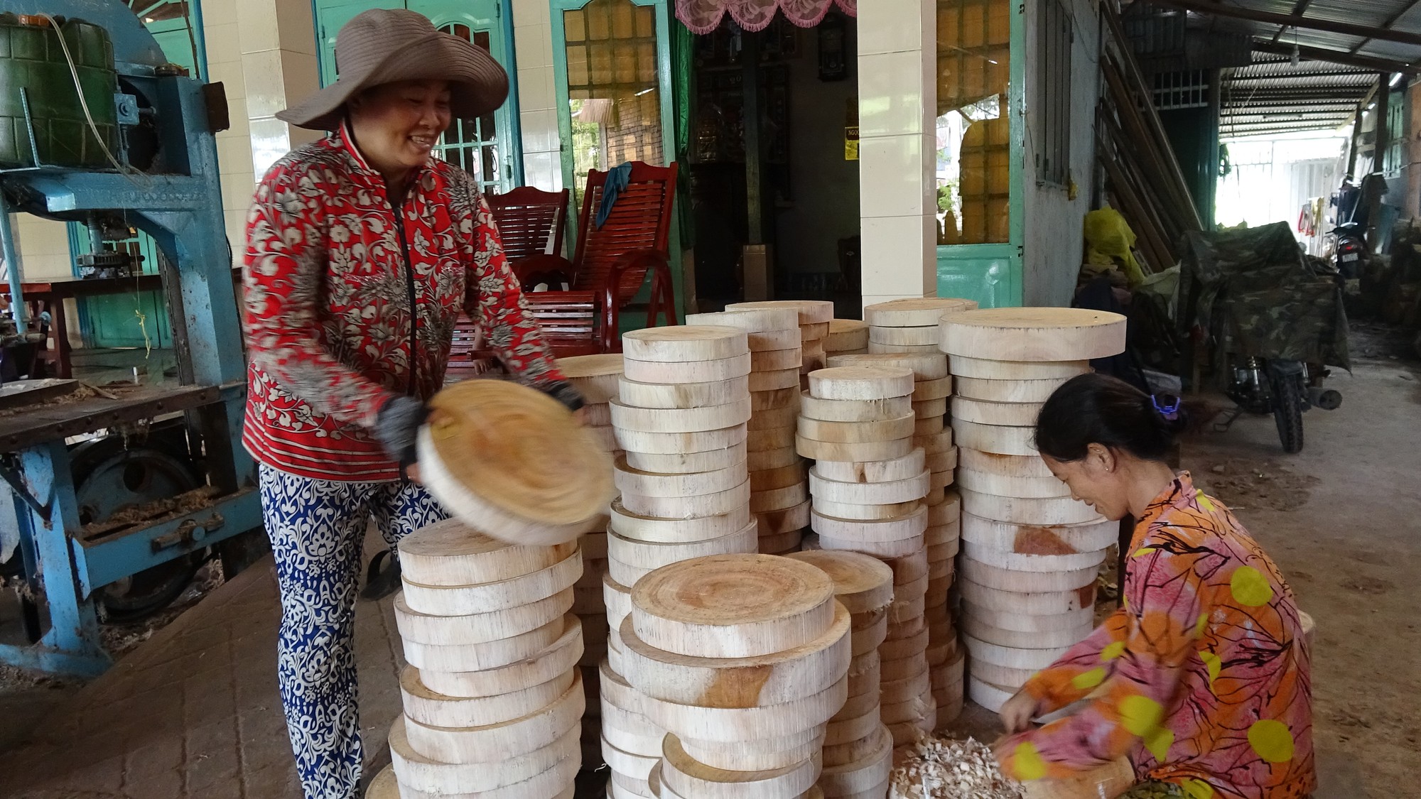 Vào làng nghề làm thớt gỗ trứ danh ở miền Tây