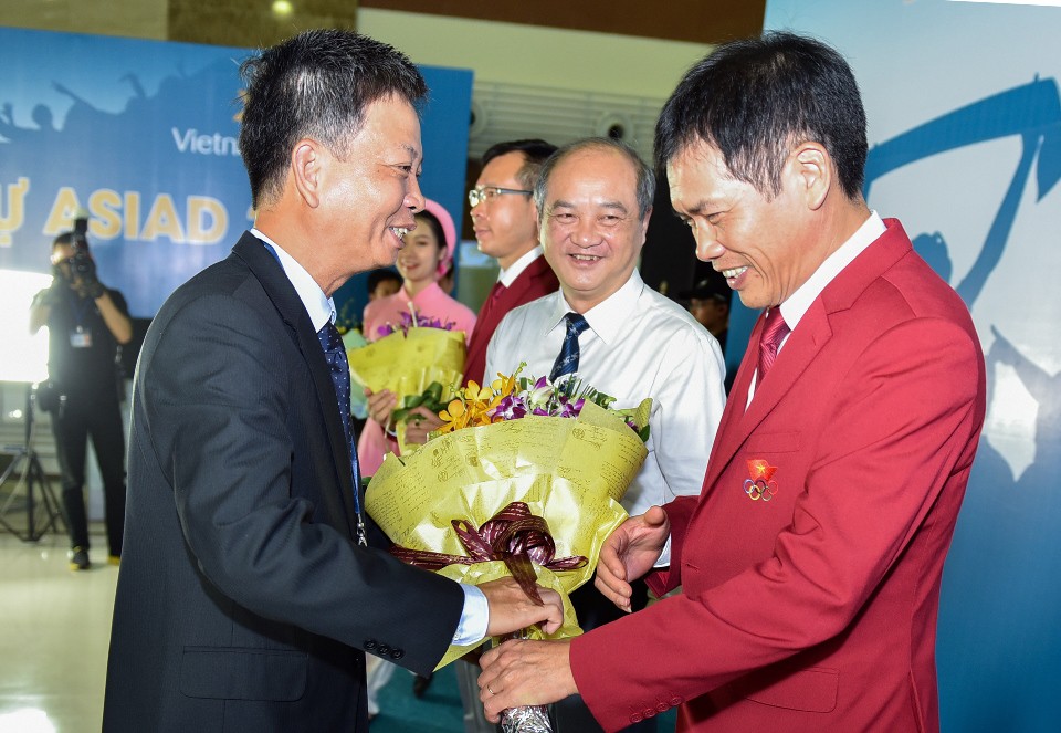 Bố Xuân Trường, Văn Thanh U23 Việt Nam sang Indonesia cổ vũ - Ảnh 3.