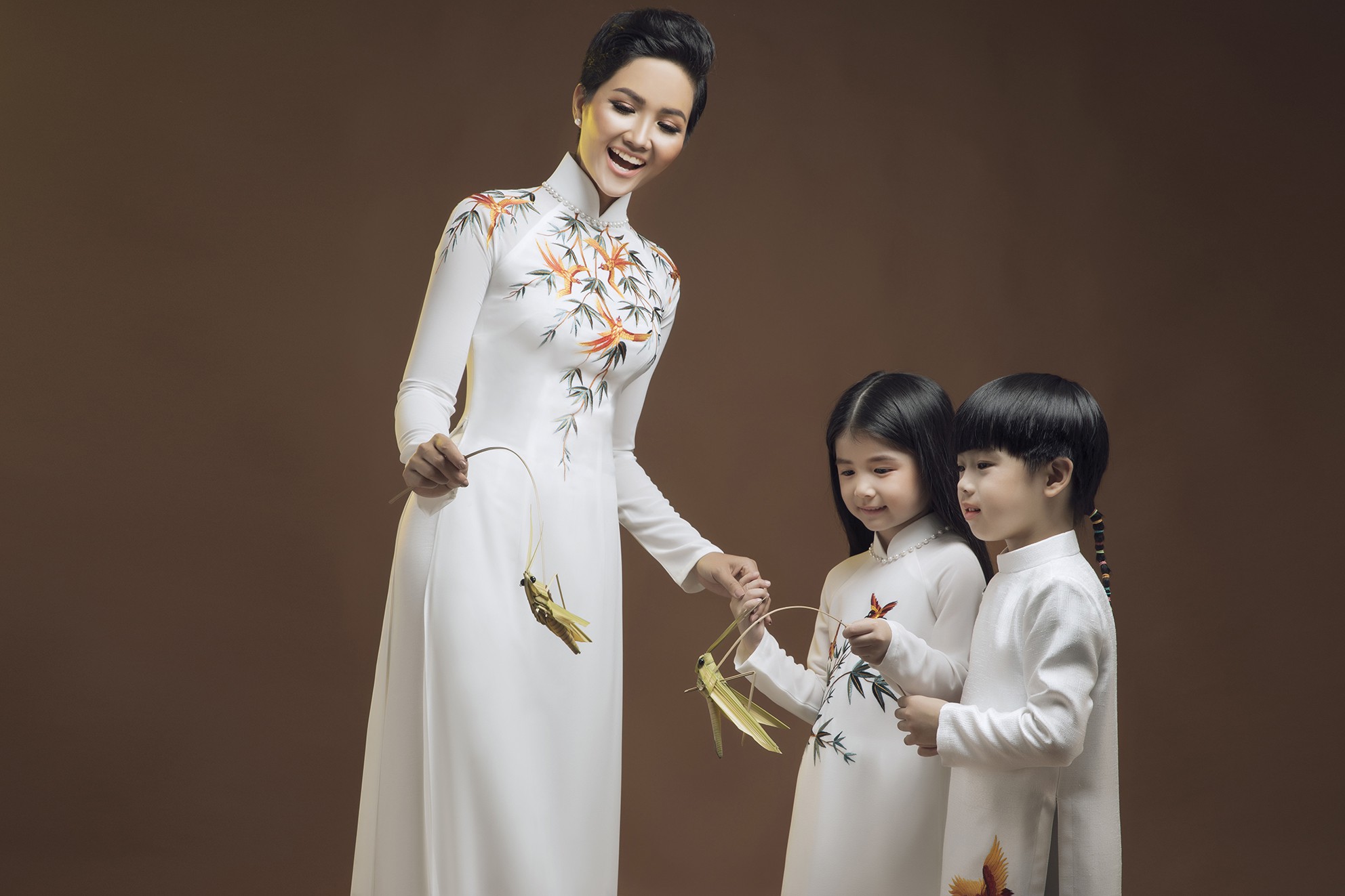 Đấu gi&aacute; bộ &aacute;o d&agrave;i của HHen Ni&ecirc; gi&uacute;p trẻ em ngh&egrave;o - Ảnh 2.