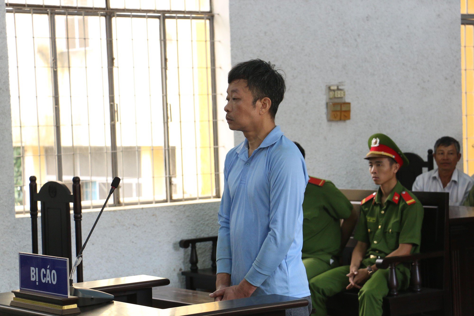 Nguy&ecirc;n thượng t&aacute; c&ocirc;ng an lừa gần 70 người, chiếm đoạt hơn 24 tỉ đồng - Ảnh 1.