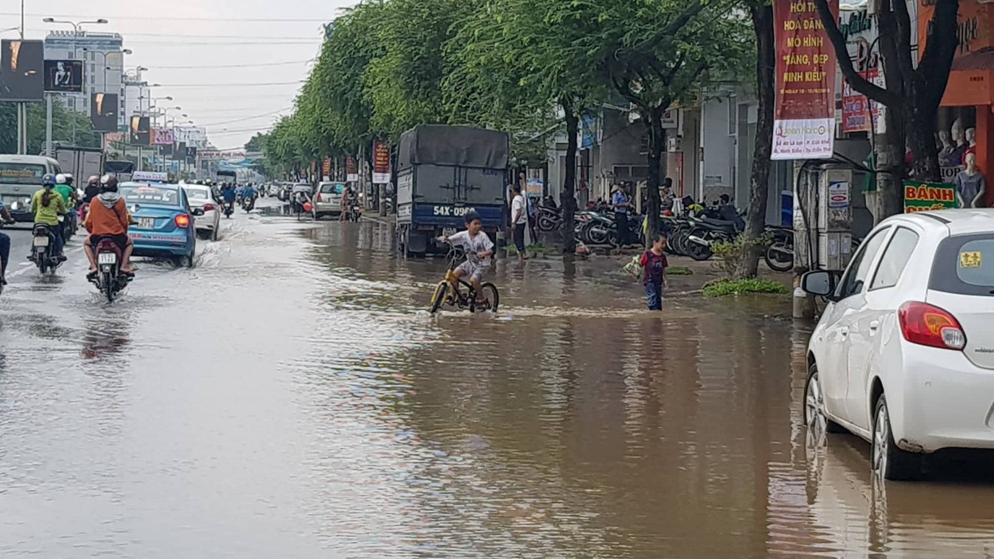 Triều cường làm ngập trong nội ô nhiều tỉnh, thành miền Tây - Ảnh 10.