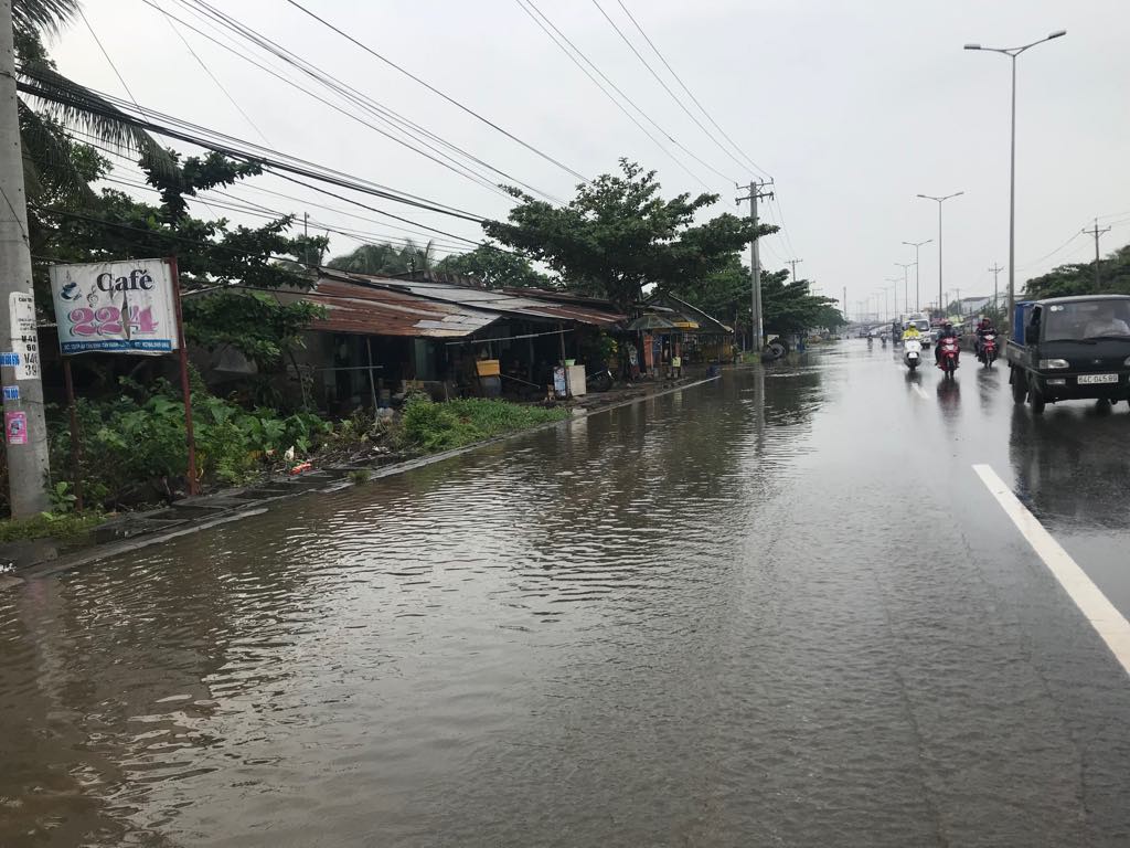 Triều cường làm ngập trong nội ô nhiều tỉnh, thành miền Tây - Ảnh 2.