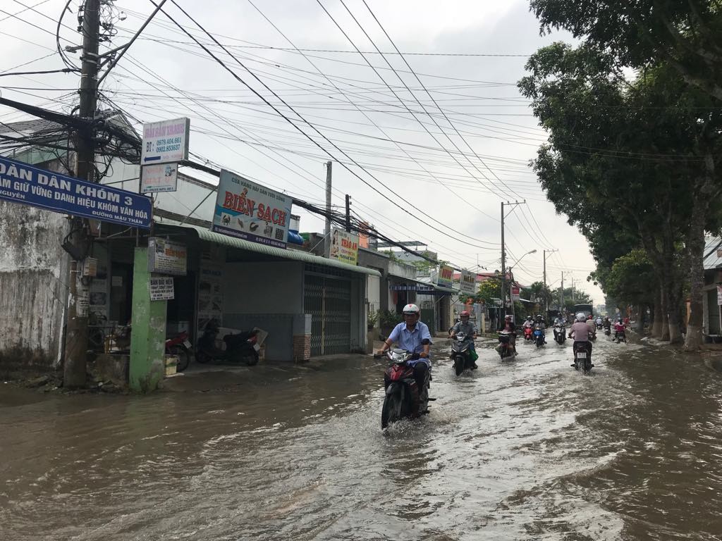 Triều cường làm ngập trong nội ô nhiều tỉnh, thành miền Tây - Ảnh 4.