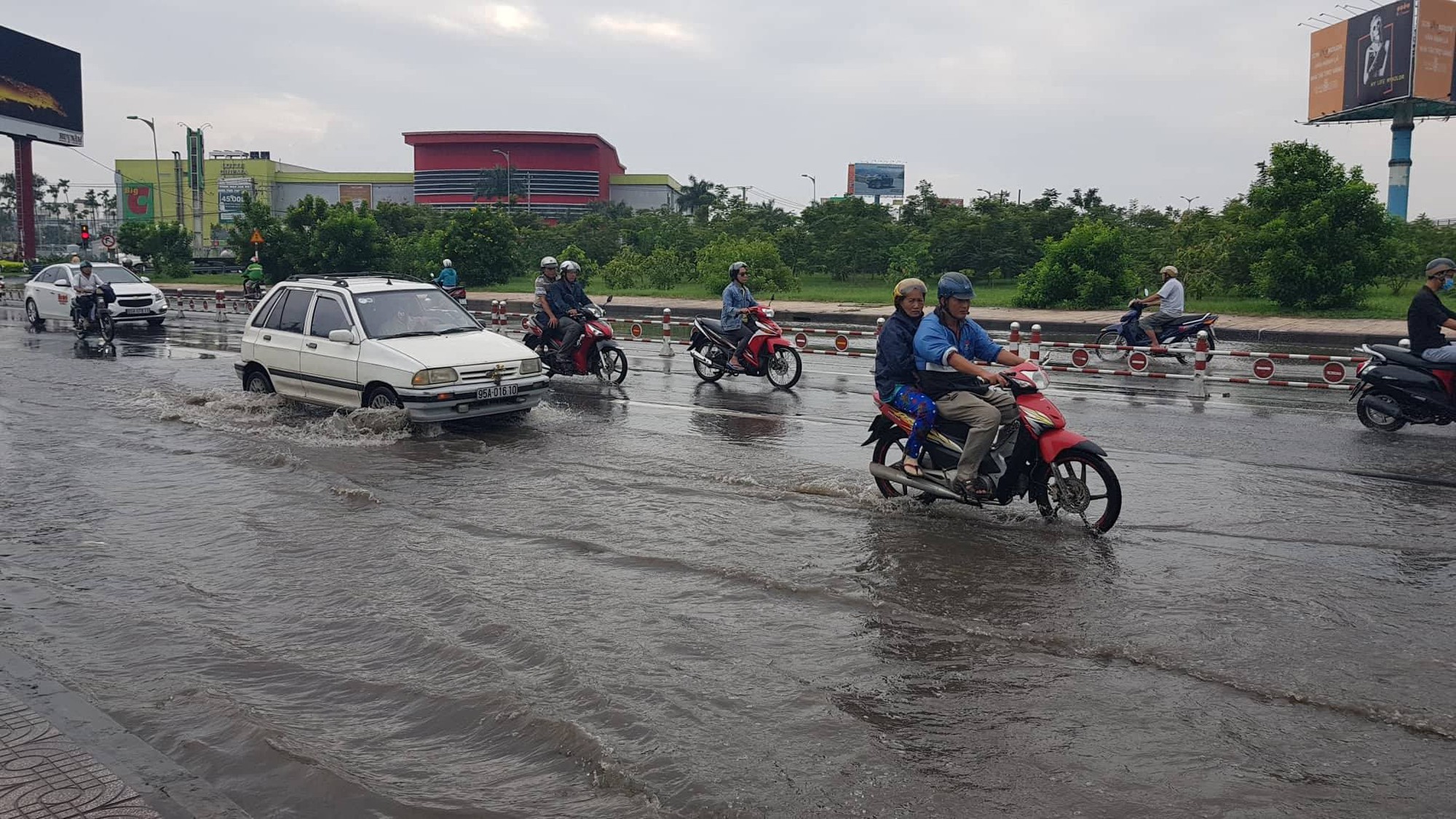 Triều cường làm ngập trong nội ô nhiều tỉnh, thành miền Tây - Ảnh 7.