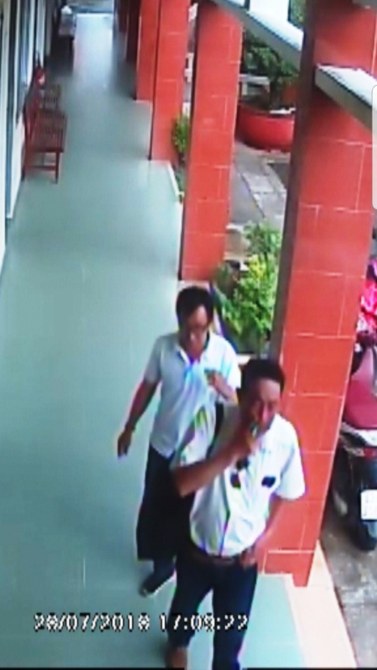 Hình ảnh nhóm người xưng nhà báo đến "làm việc" với CSGT ở Tiền Giang