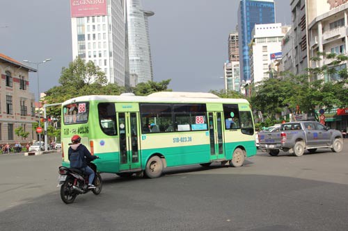 Xe buýt lộ nhiều bất cập - Ảnh 1.