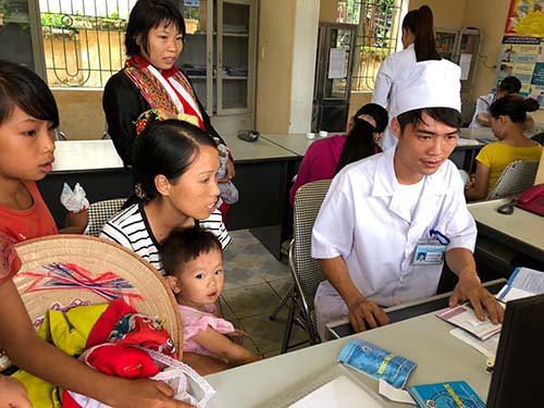 Y tế cơ sở chưa tr&ograve;n vai &ldquo;người g&aacute;c cổng&rdquo; - Ảnh 1.