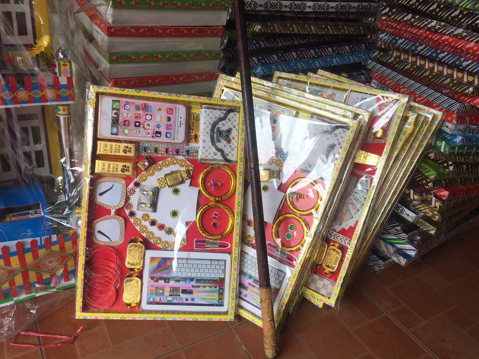 H&agrave;ng m&atilde; chất đống ở tiệm, sức mua giảm một nửa - Ảnh 5.