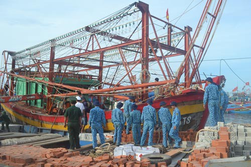 Cứu 9 ngư dân trên tàu cá bị nạn