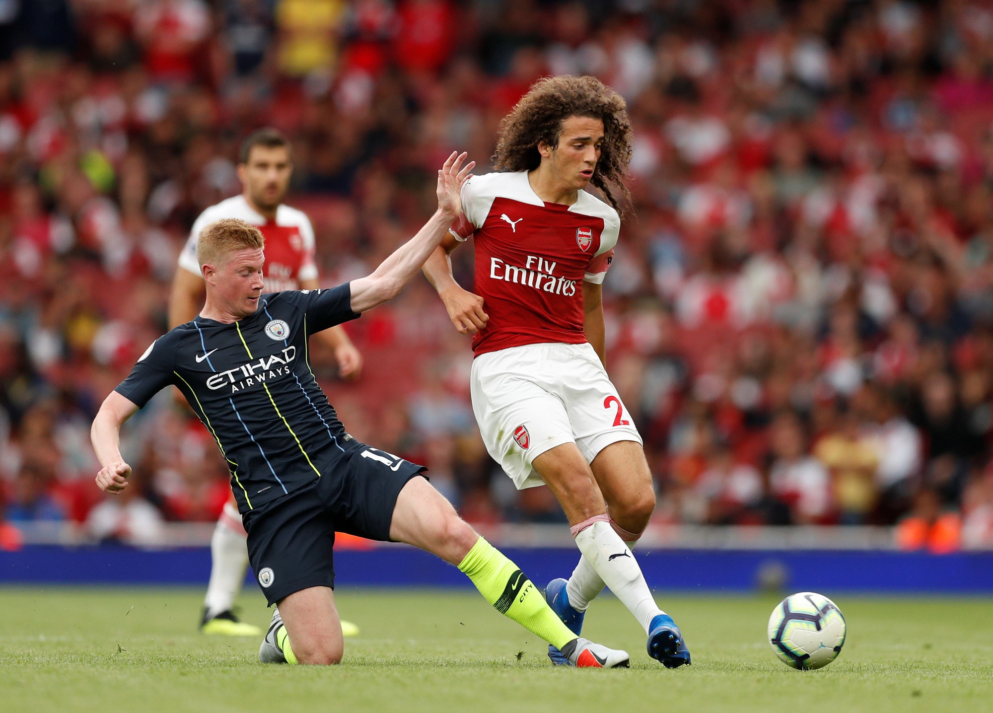 De Bruyne phải chống nạng vì chấn thương đầu gối