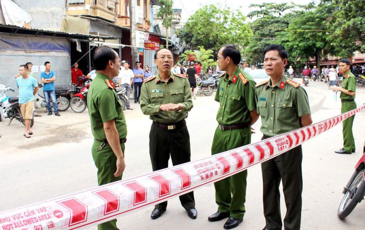 Nghi phạm bắn chết 2 vợ chồng ở Điện Bi&ecirc;n c&ograve;n thở cạnh khẩu CKC khi cảnh s&aacute;t ập v&agrave;o - Ảnh 2.