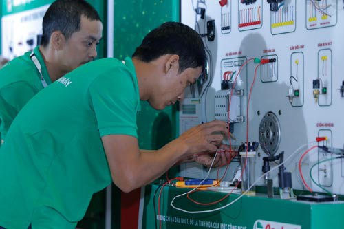 Tuyển chọn thợ máy giỏi thi tay nghề cấp châu lục